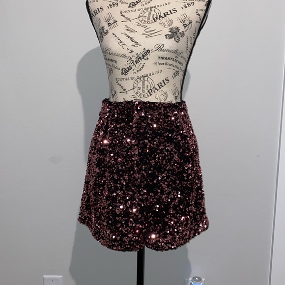 Pink high waisted sequins shorts - Picture 1 of 4